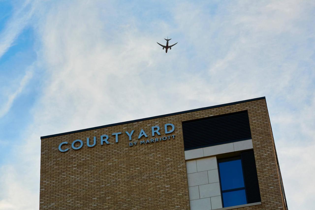 Courtyard By Marriott London City Airport Exterior photo